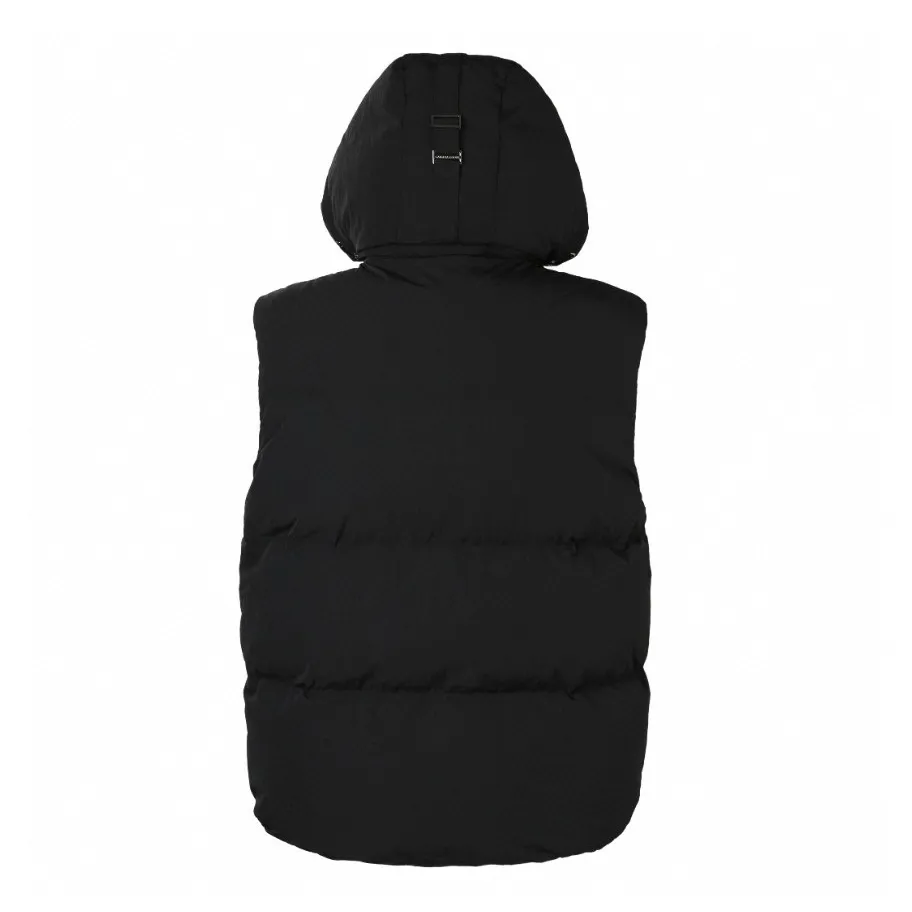 P760 Exclusive Supply] Canada Goose Black Label Down Vest is made of high-quality protective nylon fabric, which not only enhances the wear resistance of the surface, but also takes into account wind resistance, ensuring excellent performance in various harsh weather conditions. Made of 90 national standard high-quality white duck down, selected high-loft velvet with a weight of 170g, it is light and warm, has excellent temperature locking performance and good resilience. Precision thread reinforcement prevents linting and ensures the fluffy and resilient elasticity lasts as new. The ribbon is woven with polyester as the base, and the brand letters are decorated on the ribbon through high-precision computer embroidery. The edges of the pattern are clear, the stitches are fine and even, and multiple layers of embroidery thread are stacked to enhance the three-dimensional effect. Size:S-M-L-XL